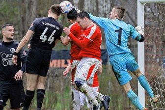 Lichtenstein schlägt zurück - Im Spitzenspiel der Westsachsenliga gegen Oberfrohna gingen die Lichtensteiner entschlossener und giftiger zu Werke. In dieser Szene haut Fortschritt-Torhüter Maximilian Scheich ordentlich dazwischen. 