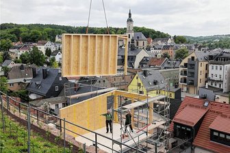 Lichtenstein: Schlosshang bekommt Pavillon zurück - Die Stützwände schwebten an dem Kran ein, der ohnehin gerade am Schloss steht. 