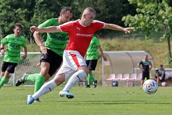 Lichtenstein setzt dickes Ausrufezeichen in der Fußball-Westsachsenliga - Rico Bär (rotes Trikot) traf beim 6:0-Sieg der Lichtensteiner gegen Reinsdorf-Vielau dreimal. In dieser Szene kann er Danny Kilian abschütteln. 