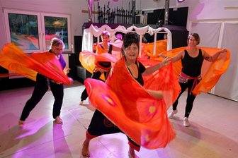 Lichtenstein/St. Egidien: Beim Tanzen wird Ines zu Mehira - Ines Mehlhorn alias Mehira beim Auftritt mit den „Flammen des Orients“. Die türkische Musik hat es der Kursleiterin ganz besonders angetan.