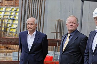Lichtenstein/St. Egidien: Neue bizarre Runde im "Rosenkrieg" um Zweckverband - Die Bürgermeister Jochen Fankhänel (links, Freie Wähler) von Lichtenstein und Uwe Redlich (parteilos) von St. Egidien bei einem Termin im Gewerbegebiet Am Auersberg: Der Dialog ist gestört. 