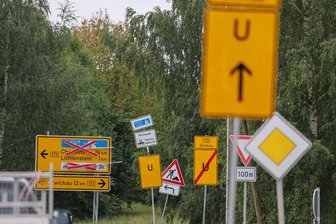 Lichtenstein/St. Egidien: Sanierung der B 173 ist angelaufen - Der Schilderwald an der B 173 vor der Einfahrt zum Gewerbegebiet Am Auersberg kann verwirrend wirken, aber momentan läuft der Verkehr trotz der Sperrungen meistens recht gut.