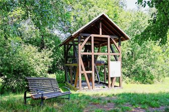 Lichtenstein: Stadt baut erstmals „Lieblingsplatz für alle“ - Eine Bank gibt es bereits neben dem Mühlenrad im Tal des Rödlitzbaches. Ihre Nachfolgerin soll aus Naturstein sein. Platz und Zuwegung werden rollstuhlgerecht umgestaltet.