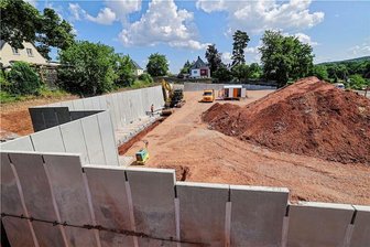 Lichtenstein: Start für neuen Pennymarkt bleibt weiter offen - Am künftigen Penny-Standort laufen die vorbereitenden Arbeiten, auch die Elemente für die Begrenzungswände sind gesetzt.