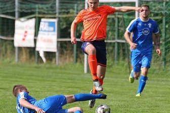 Lichtenstein steckt herbe Klatsche ein - Pierre Grabandt (Mitte) vom Oberlungwitzer SV überspringt hier einen Leipziger. Am Ende führte der Wille aber nicht zum Ziel. 