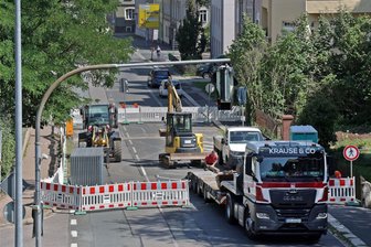 Lichtenstein: Straßensperrung wegen Überlaufbecken - Hier geht nichts mehr: Die Innere Zwickauer Straße in Lichtenstein ist seit Montag komplett dicht.