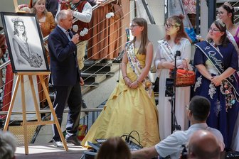 Lichtenstein: Streit ums Kleid der Rosenprinzessin beendet – Prozess in letzter Minute verhindert - Bürgermeister Jochen Fankhänel (Freie Wähler) verabschiedete Rosenprinzessin Alexandria I. im Juni 2024.