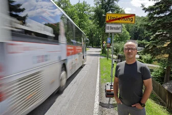 Lichtenstein: Tut sich nach drei Jahrzehnten was im Kampf um Tempo 30? - Mathias Ellwart auf dem Randstreifen an der Chemnitzer Straße: Schon mehrfach kam es an dem Abschnitt ohne Gehweg vor der Altmannkurve zu Unfällen. Doch selbst ein Warnschild wurde wieder abgebaut.