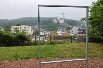 Lichtenstein: Überdimensionaler Bilderrahmen schon wieder zerstört - Vom Bilderrahmen im kleinen Park ist nur noch das Gestell geblieben, auch die Bank ist demoliert worden.