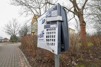 Lichtenstein und ein lauter Knall am Wochenende: Das war der Grund - Die Kripo ermittelt nach der Sprengung eines Zigarettenautomaten in Lichtenstein. Ein Stahlriegel verhinderte die komplette Zerstörung.