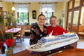 Lichtenstein: Vom Traumschiff auf die Alberthöhe - ein Gastro-Paar verliebt sich doppelt - Isabel und Tobias Schreiber mit dem Schiffsmodell, das sie zum Abschied von ihrer Zeit auf hoher See bekommen haben. Seit acht Jahren führen die beiden den Waldgasthof Alberthöhe in Lichtenstein.