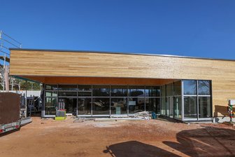 Lichtenstein: Wann der neue Penny öffnet – und wann der alte Markt schließt - Das Gerüst am neuen Lichtensteiner Pennymarkt ist am Donnerstag gefallen. Die Fassade hebt sich durch das verwendete Holz deutlich von anderen Discountern ab.