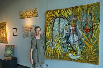 Lichtenstein: Warum die Bilderausstellung im Kulturpalais nur ein Intermezzo sein darf - Antje Kaatz mit ihrem größten Bild „Traumata", das sie im vergangenen Jahr schuf. Für die Mülsenerin ist die aktuelle Präsentation im Lichtensteiner Kulturpalais ihre erste Ausstellung.