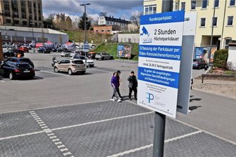 Lichtenstein: Warum jetzt Kameras den Rewe-Parkplatz überwachen - Die neuen blau-weißen Schilder sind recht groß - trotzdem werden sie von vielen Rewe-Kunden nicht bemerkt. Beachtet werden sie offenbar von den Dauerparkern, die nun nicht mehr geduldet werden: Der Parkplatz ist sehr viel leerer als sonst um diese Zeit.