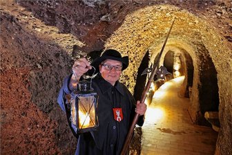 Lichtenstein: Was der Nachtwächter Neues plant - Christian Bretschneider in der Ganganlage am Schlosshang: Seine Hellebarde (rechts) ist als Waffe registriert. 