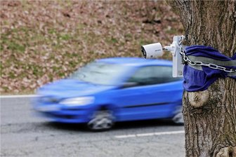 Die Kamera an der Ampelkreuzung an der B173/Kreuzung Chemnitzer Straße wurde an einem Baum befestigt.