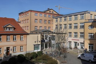 Lichtenstein: Wasser gefährdet Archivgut – Stadt will handeln - Im Dachgeschoss des Gebäudes Mühlgraben 3, das auch die Stadtbibliothek beherbergt, befinden sich städtische Lagerräume. Dort regnet es herein.