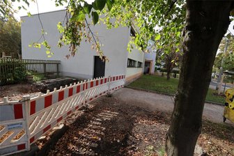 Lichtenstein: Wassereinbruch in Kita „Knirpsenland“ - Die Entwässerung der Kita „Knirpsenland“ funktioniert aktuell nicht mehr, Pumpen sind im Einsatz.