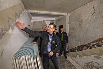 Lichtenstein: Wenn Sozialwohnungen mehr kosten als „normaler“ Wohnraum - Thomas Reers, Vorstand der Wohnungsgenossenschaft Lichtenstein, zeigt die Spuren des einstigen Treppenhauses. Der Wohnblock wurde im Inneren komplett umgestaltet. Hinter Reers links Staatsminister Thomas Schmidt (CDU) und Falk Fiebiger von der Wohnungsgenossenschaft.
