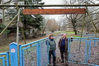 Lichtenstein: Wer fällt Bäume im alten Stadtbad? - Mandy Rehm und Bernd Kunze von den Royal Rangers am Eingangstor des früheren Stadtbades. 