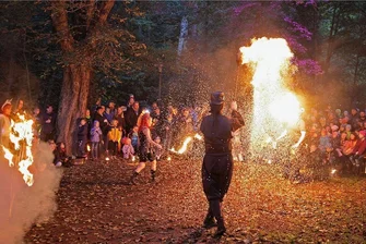 Lichtenstein: Wie eine Buchhalterin zur Feuerschluckerin geworden ist - Janas Credo heißt: "Es muss Schlag auf Schlag gehen", wie hier bei einem Auftritt Anfang Oktober im Lichtensteiner Stadtpark. Für 40 Minuten soll das Publikum alle Sorgen vergessen.