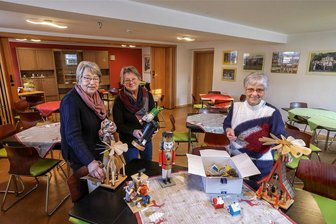 Lichtenstein: Wie sich der Frauenverein Männer organisierte - Gunhild Wagner, Monika Tautenhahn und Heidi Bauer (v. l.) in den neuen Räumen des Frauenvereins, Hartensteiner Straße 29: Dank Unterstützung von Stadt, SWG und anderen Vereinen konnte hier schon Weihnachten gefeiert werden.