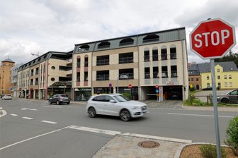 Lichtenstein will Parkhaus verkaufen: Steigen die Gebühren? - Vor 28 Jahren wurde das Parkhaus an der Hartensteiner Straße eröffnet. Jetzt soll das Objekt verkauft werden. Auch auf der Freifläche an der Bleichgasse (rechts im Bild) soll der Investor Stellplätze errichten.
