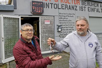 Lichtenstein: Winterquartier für Jugend legt guten Start hin - Der Streetworker Holger Heine (links) hat am Mittwoch einen Schlüssel fürs Riot von Vereinschef Karsten Böhm übernommen. Ab sofort ist die Diakonie Westsachsen für einige Stunden in den Wintermonaten Untermieter im Objekt.
