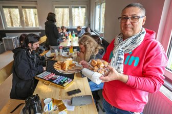 Lichtenstein: Winterquartier schließt – Jugend muss zurück auf die Straße - Streetworker Holger Heine (vorn) hat das Winterquartier organisiert, das jetzt erst einmal schließt. Bis zu 20 Jugendliche haben sich hier getroffen, gequatscht und gespielt. Und leckeres Naschwerk gibt′s natürlich auch immer.