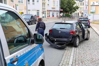 Lichtenstein: Zwei Verletzte bei Unfall an der Rewe-Ausfahrt - Ein Pkw und ein Transporter kollidierten am Dienstag, gegen 10 Uhr, auf der Inneren Zwickauer Straße in Lichtenstein.