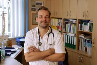 Lichtensteiner Ärzte zur Diskussion um Krankenstand: „Es gibt Drückeberger“ - Dr. Patrick Bochmann praktiziert in Lichtenstein und hat sowohl mit Patienten zu tun, die das System ausnutzen, als auch mit solchen, die er regelrecht zum Krankenschein „verdonnern“ muss.