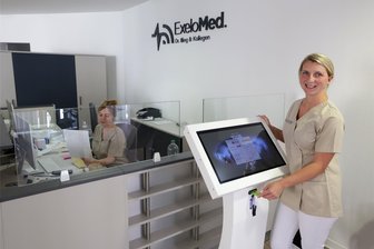 Lichtensteiner Ärztehaus: Moderne Terminals gegen Warteschlangen - Franziska Illing am neuen Selbstanmelde-Terminal: Die neue Technik soll Warteschlangen minimieren und das Personal entlasten. 20 Beschäftigte sind momentan im neuen Lichtensteiner Ärztehaus tätig.