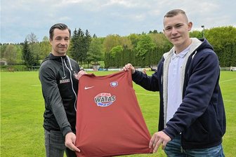Lichtensteiner Amateurtorwart beeindruckt Aues Martin Männel mit seiner Trefferquote - FCE-Keeper Martin Männel (links) überreicht Lichtensteins Torwart Maximilian Scheich ein Trikot als Erinnerung an das gemeinsame Gespräch. 