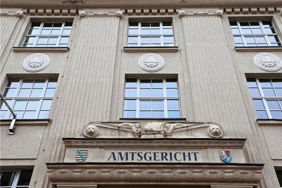Lichtensteiner Demo-Krawalle: Angeklagter gesteht Reizgas-Einsatz gegen Polizisten - Am Amtsgericht Hohenstein-Ernstthal werden die Ereignisse vom 3. Januar 2022 juristisch aufgearbeitet.