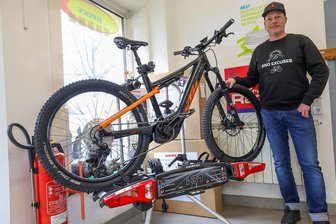 Lichtensteiner Fahrradhändler: Fakeshop nervt Traditionsunternehmen - Firmenchef Bert Schulze mit einem Fahrrad, das auf einem Heckträger steht: Derartige Heckträger hatte der Fakeshop angeboten, der sich ebenfalls Schulze nannte. Allerdings kassierten die Betrüger bloß ab.
