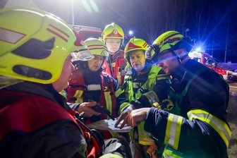 Lichtensteiner Feuerwehr soll neues Fahrzeug bekommen - Lichtensteiner Feuerwehr im Einsatz (2.v.r. Stadtwehrleiter René Klein). Ein neues Fahrzeug kann jetzt bestellt werden.