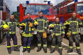 Lichtensteiner Feuerwehrleute helfen in der Sächsischen Schweiz - Julian Fromm, Brain Forner, Kevin Gasch, Marcel Löffler und Danny Demmler (von links) von der Freiwilligen Feuerwehr Lichtenstein sind am Montag in der Sächsischen Schweiz angekommen, um die Kameraden vor Ort beim Löschen zu unterstützen. 