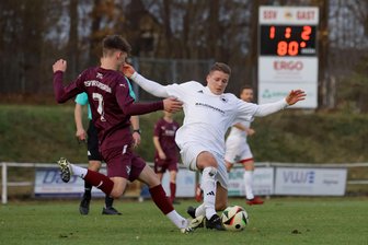 Lichtensteiner Fortschritt-Fußballer hadern mit ihrer Bilanz bei Standards - Das Foto vom Heimspiel gegen Irfersgrün zeigt den Lichtensteiner Dominik Viertel (rechts) im Zweikampf mit Jonas Heyn.