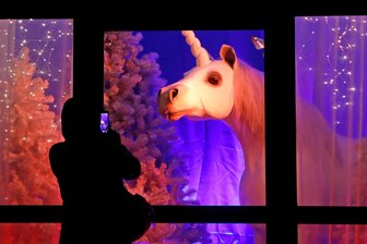 Lichtensteiner Funkelfenster sind auf Reisen gegangen - Die Funkelfenster sorgen unter anderem auch für ein Einhorn im Schaufenster.