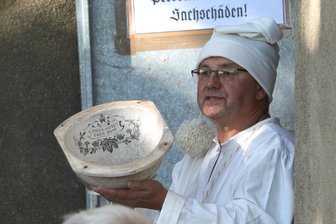 Lichtensteiner Geschichts-Rundgang wird anrüchig - Christian Bretschneider mit einer über 100 Jahre alten Kloschüssel.