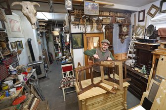 Lichtensteiner gibt alten Möbeln ein zweites Leben – doch seine Werkstatt ist kaum zu finden - Daniel Klein in seinem Reich: Hier arbeitet er gerade einen alten Stuhl für einen Glauchauer Gewerbetreibenden auf, das gute Stück soll einen Ehrenplatz in dessen Schaufenster bekommen.