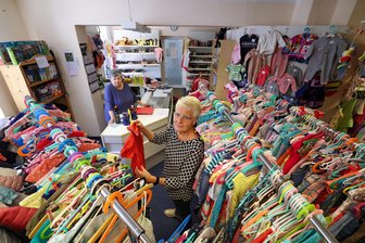 Lichtensteiner Kindermarkt: „Das war unsere beste Idee“ - Im Kindermarkt am Lichtensteiner Altmarkt 6 steht für sozial schwache Familien ein großes Sortiment bereit.