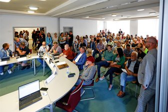 Lichtensteiner Kitas: Statt Elternbeiträgen jetzt Kita-Essen teurer? - Im Juli 2023 gab es bei der Lichtensteiner Ratssitzung einen Riesenandrang von Eltern, einige mit Kindern. Die Plätze reichten nicht aus, viele mussten stehen. Die damals angekündigte Beitragserhöhung wurde ausgesetzt – doch eine dauerhafte Lösung gibt es bis heute nicht.