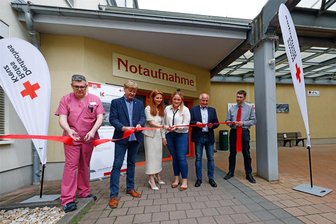 Lichtensteiner Krankenhaus: Notaufnahme modernisiert, weitere Investitionen folgen - Symbolische Eröffnung der Notaufnahme mit Chefarzt Lucas Lindner (2. von links), Geschäftsführerin Diana Lohmann (3. v. l.), Oberärztin Michaela Knor und Bürgermeister Jochen Fankhänel (2. v. r.).