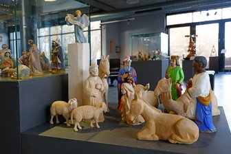 Lichtensteiner Kulturpalais: Die letzte Ausstellung läuft – Stadt zieht die Notbremse - Zu den Exponaten zählen diese Krippenfiguren – geschnitzt von Eberhard Otto. Der gebürtige Lichtensteiner setzt damit eine alte Familientradition fort.