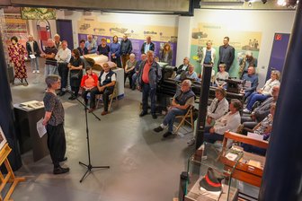 Lichtensteiner Kulturpalais: Zukunft steht auf der Kippe - Rund 30 Besucher kamen zur Ausstellungseröffnung ins „Kellerfoyer“ – deutlich mehr, als Anne-Sophie Berner (vorn links) erwartet hatte.