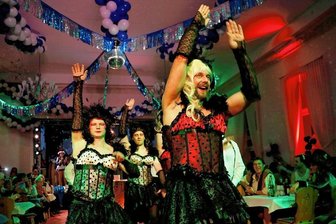 Lichtensteiner LCC-Narren: Warum der Carnevals-Club in der Coronazeit gewachsen ist - Das Männerballett bei seinem Auftritt im Bernsdorfer "Goldnen Hirsch" am 20. Januar 2020: Die Show im Stil von Moulin Rouge begeisterte das Publikum. Ganz vorn LCC-Präsident Eric Schöniger, der von Kindesbeinen an bei den Karnevalisten mitmischt. 