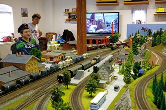 Lichtensteiner Modellbahner zeigen kleine und größere Bahnen, Lego und ein Stück Heimat - Der Modellbahner-Nachwuchs darf in Lichtenstein auch zum Lokomotivführer werden.