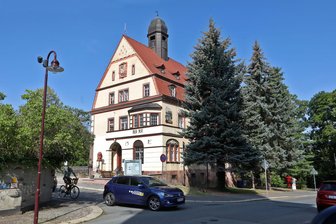 Lichtensteiner Museum: Wird am Sonntag das Geheimnis gelüftet? - Das Gebäude Poststraße 4 war lange Zeit Rathaus des heutigen Ortsteils Callnberg, danach bis 1996 Lichtensteiner Rathaus. Seitdem sitzt hier die Polizei.