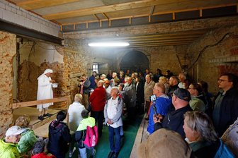 Lichtensteiner Nacht(topf)wächter begeistert mit anrüchigen Klo-Geschichten - Aufgrund des schlechten Wetters fand der Rundgang größtenteils im Lichtensteiner Schloss statt.